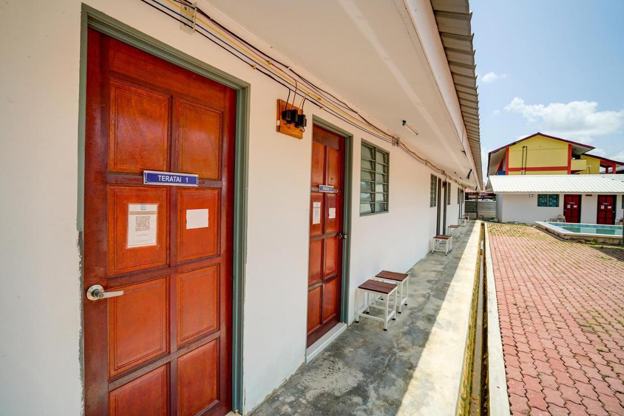 Capital O 90423 Teratai Chalet Hotel Kampong Raja Luaran gambar