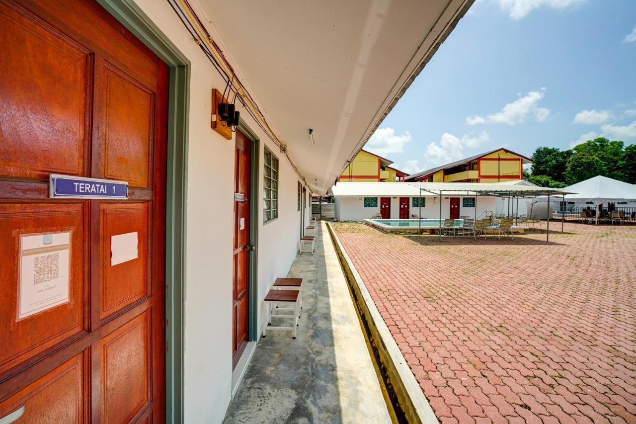 Capital O 90423 Teratai Chalet Hotel Kampong Raja Luaran gambar